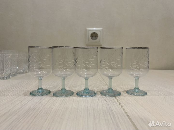 Хрустальные рюмки на ножке