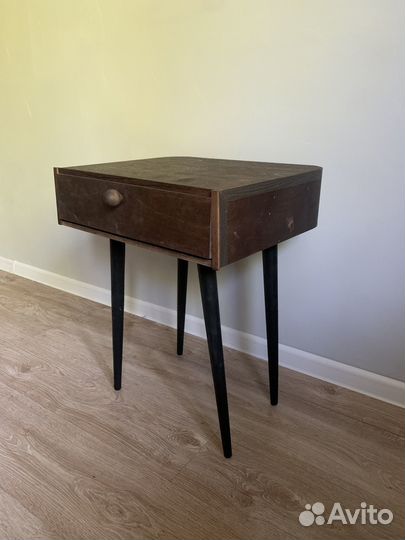 Столик-тумбочка прикроватный, консольный