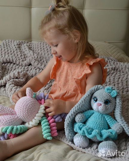 Вязаные игрушки зайка