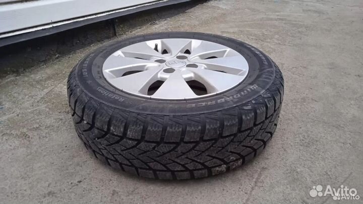 Продам комплект оригинальных колес на Kia Rio R15