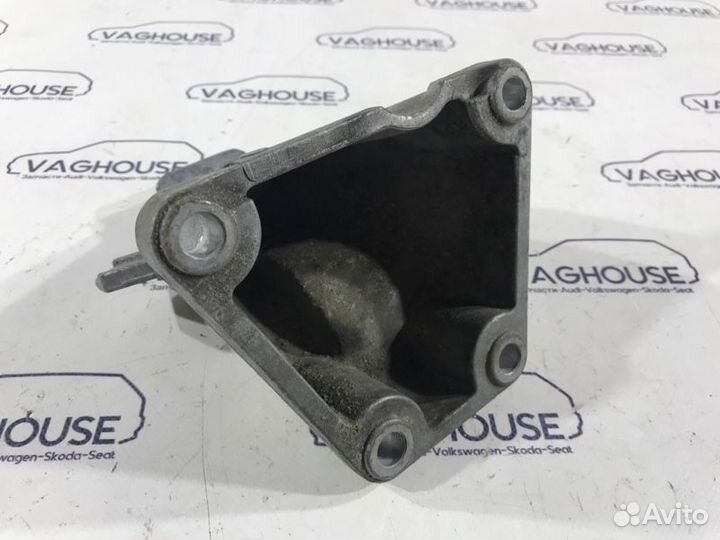 Кронштейн двигателя правый Audi A4 B5 8D 2.4 AML
