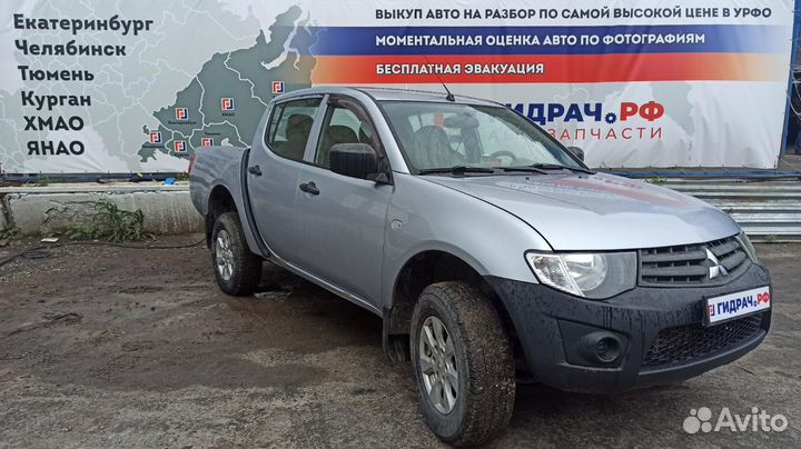 Стекло двери задней левой Mitsubishi L200 5736A007