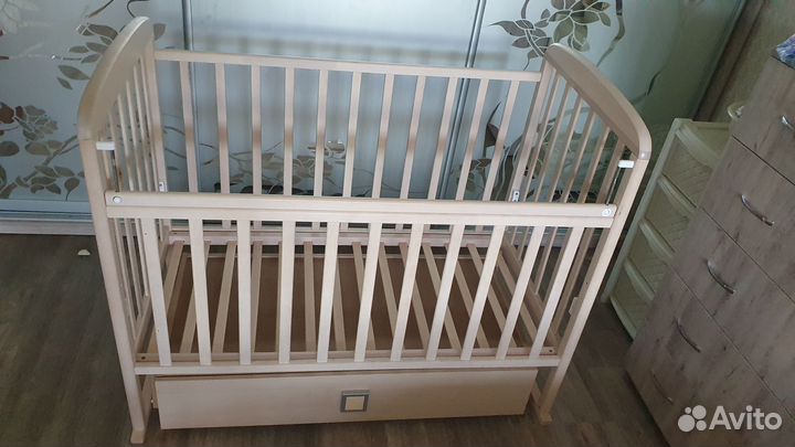 Кроватка для новорожденных с маятником
