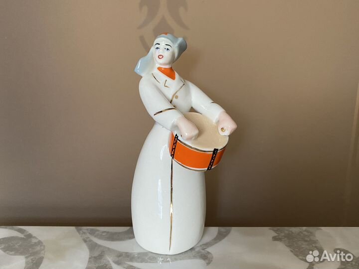 Старинная фарфоровая статуэтка Красноармеец СССР