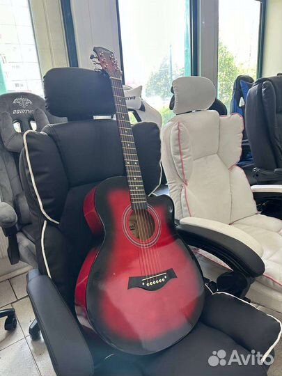 Акустическая гитара красная