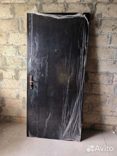Дверь входная металлическая от застройщика