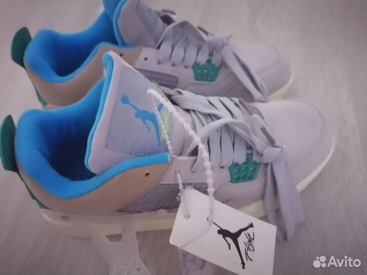 Кроссовки женские