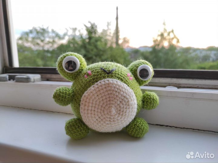 Вязанная игрушка лягушка