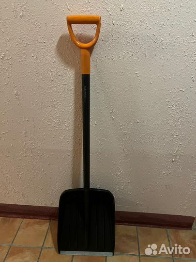 Лопата для снега fiskars