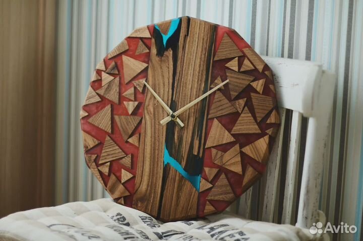 В наличии часы река из слэба и эпоксидной смолы