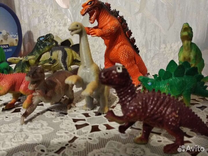 Коллекция игрушек динозаврки