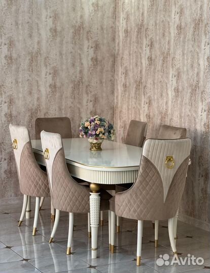 Стол и стулья