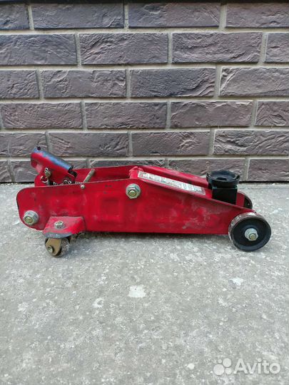 Домкрат подкатной 2 т