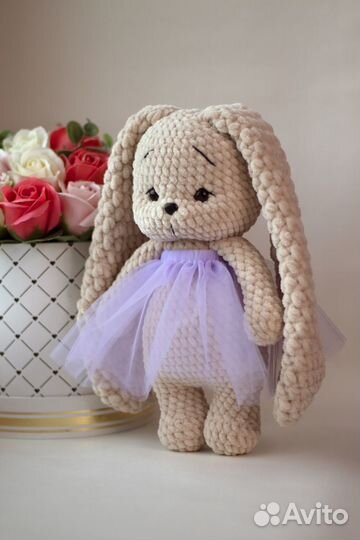 Вязаная мягкая игрушка зая в юбке