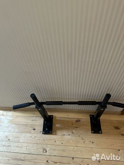 Турник настенный