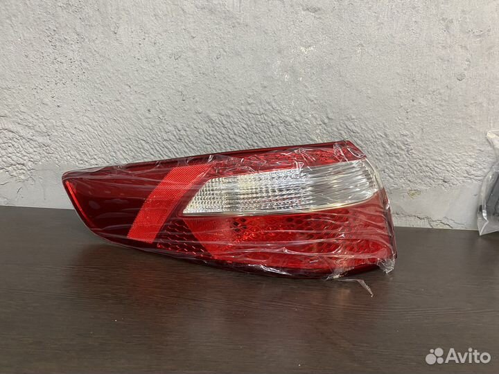 Kia Rio 3 задний левый фонарь