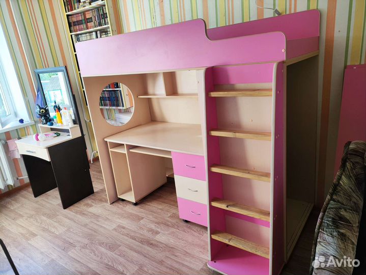 Кровать чердак со столом бу
