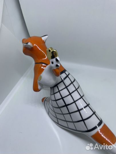 Фигурка лисы с петухом