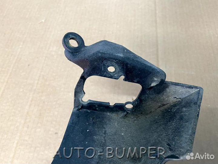 Porsche Cayenne 2003- Кронштейн омывателя фар прав