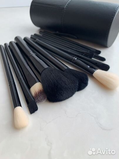 Набор кистей в футляре 12 штук