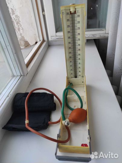 Тонометр механический в контейнере