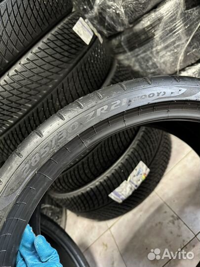 Pirelli P Zero PZ4 285/30 R21