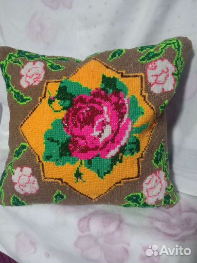 Вышетая крестиком подушечка