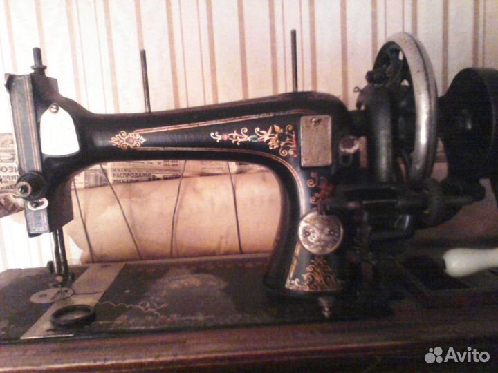 Антикварная швейная машинка