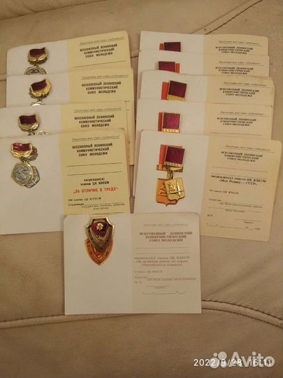 Комсомольские значки с удостоверениями СССР