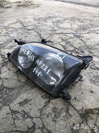 Фара Toyota Avensis t220 лев