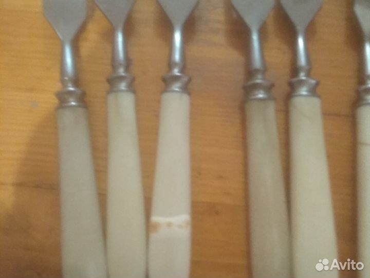 Вилки и ножи с белыми ручками