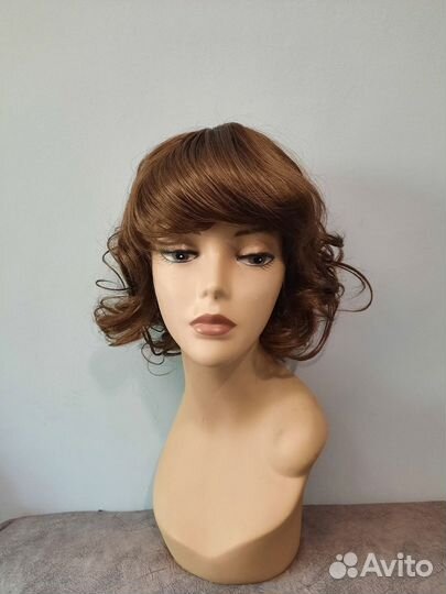 Коричневый парик с челкой и тонкими локонами