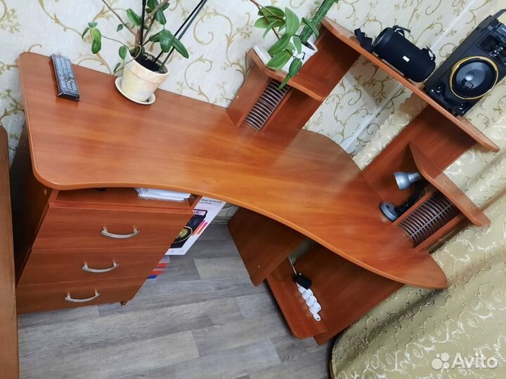 Компьютерный стол