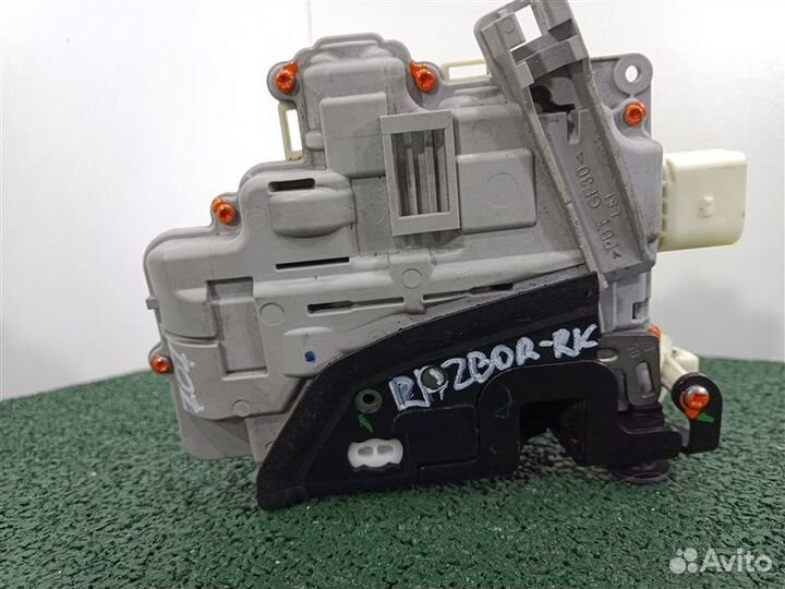 Замок двери передний левый Vw Passat B7 2011