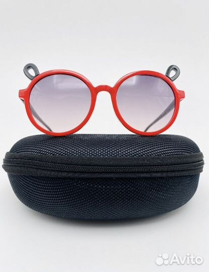 Солнцезащитные очки с чехлом