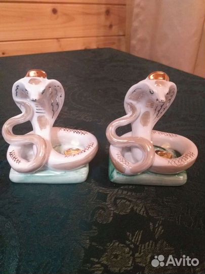 Форфоровая статуэтка змеи
