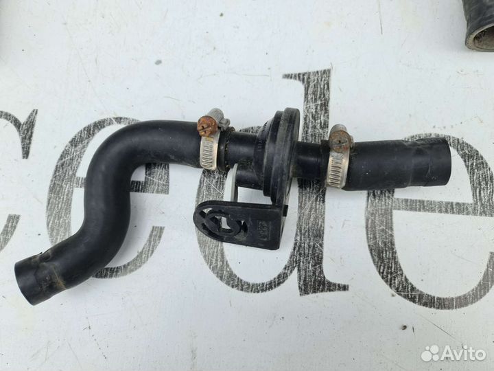 Патрубок радиатора нижний Mercedes W201 M102