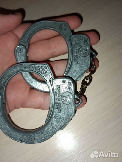Игрушечные наручники