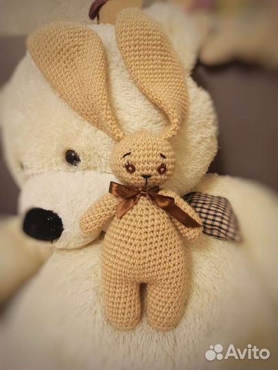 Вязаный ушастый кролик-заяц ручная работа