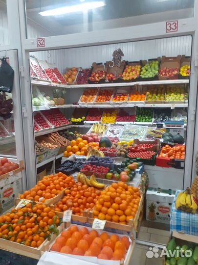 Продавец на овощи фрукты