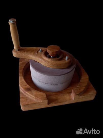 Ручная жерновая мельница