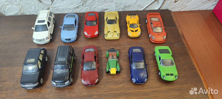 Небольшая коллекция иностранных модельных машин