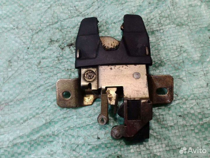 Замок багажника Volkswagen Passat B3