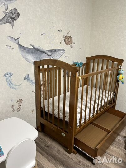 Кроватка детская с маятником
