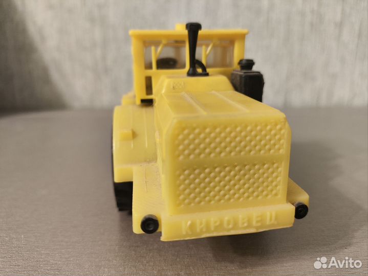 Кировец трактор К-700 модель 1:43 СССР