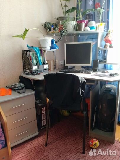 Компьютерный стол с тумбой