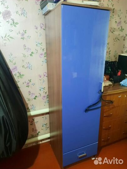 Кровать, шкаф, стол