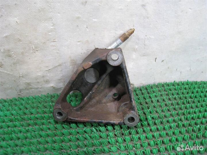 Кронштейн опоры двигателя правый Toyota Avensis T