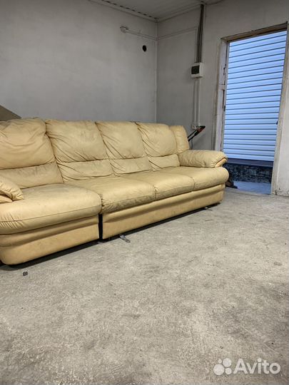 Кожаный диван