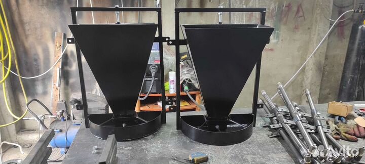 Бункерная кормушка для подсосных поросят